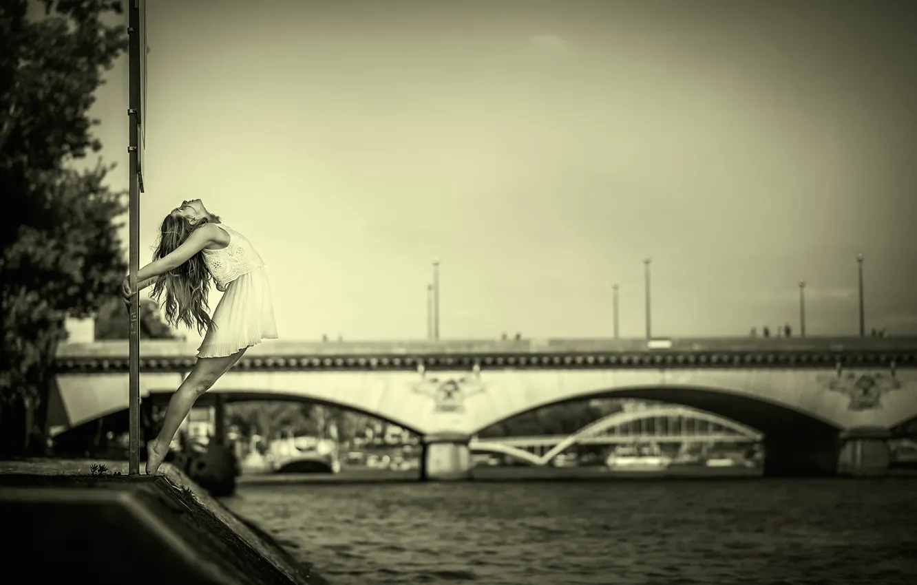 Фото обои девушка, мост, река, танец, платье, грация