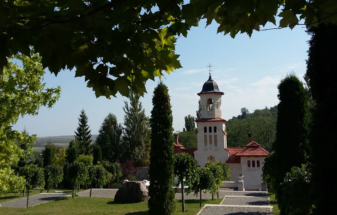 Фото обои лето, небо, деревья, часовня, солнечный день, чистый воздух, Монастырь, Молдавия