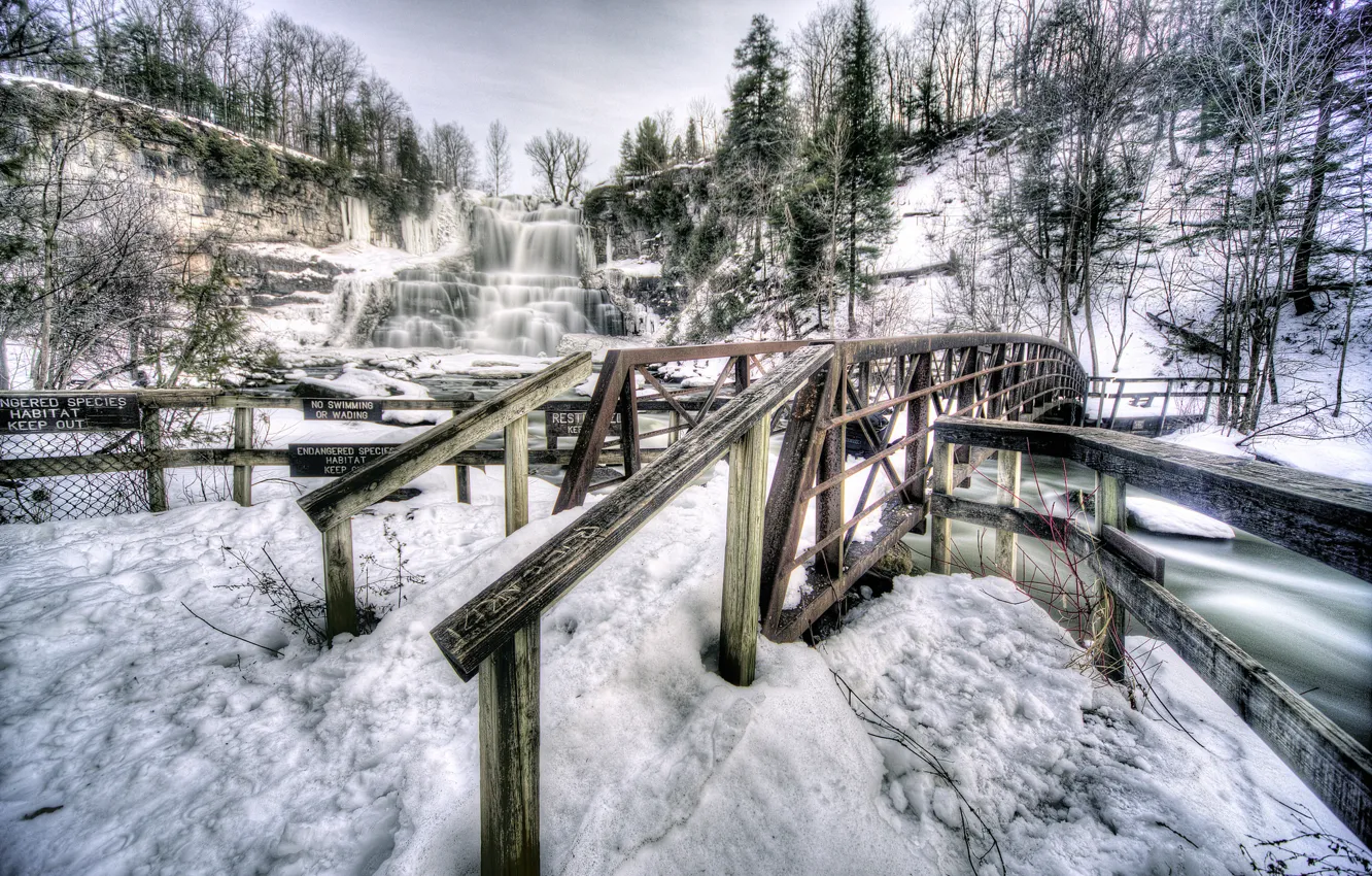 Фото обои зима, снег, деревья, горы, мост, скалы, водопад, США
