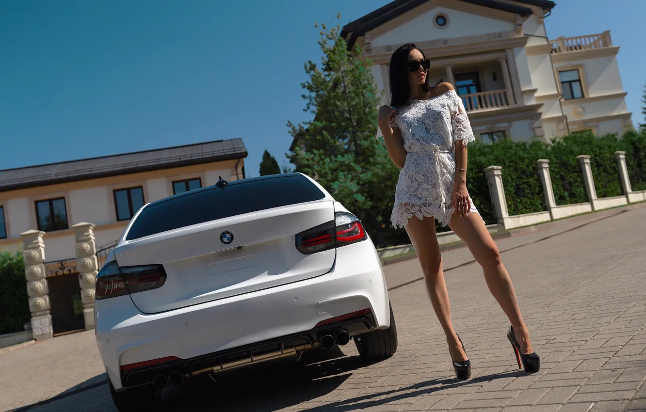 Фото обои машина, дом, Девушка, BMW, платье, очки, туфли, ножки