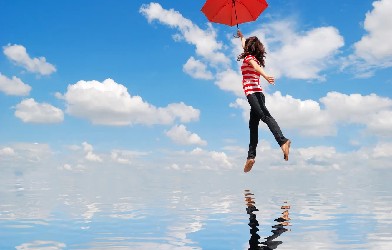 Фото обои вода, девушка, облака, отражение, зонт, полёт