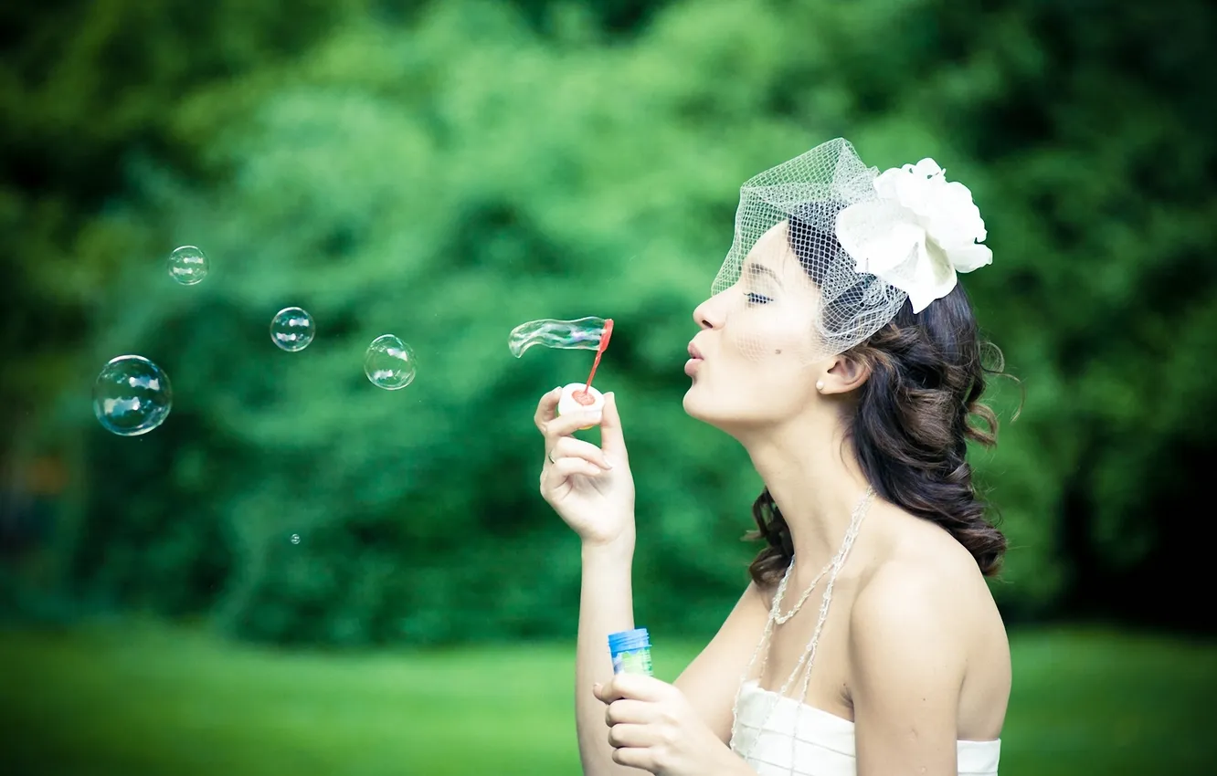 Фото обои цветок, девушка, мыльные пузыри, профиль, шатенка, вуаль