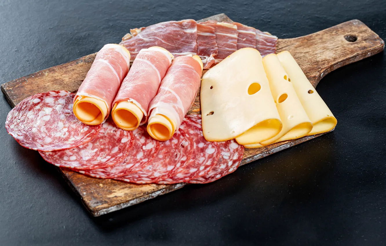 Фото обои сыр, доска, колбаса, бекон