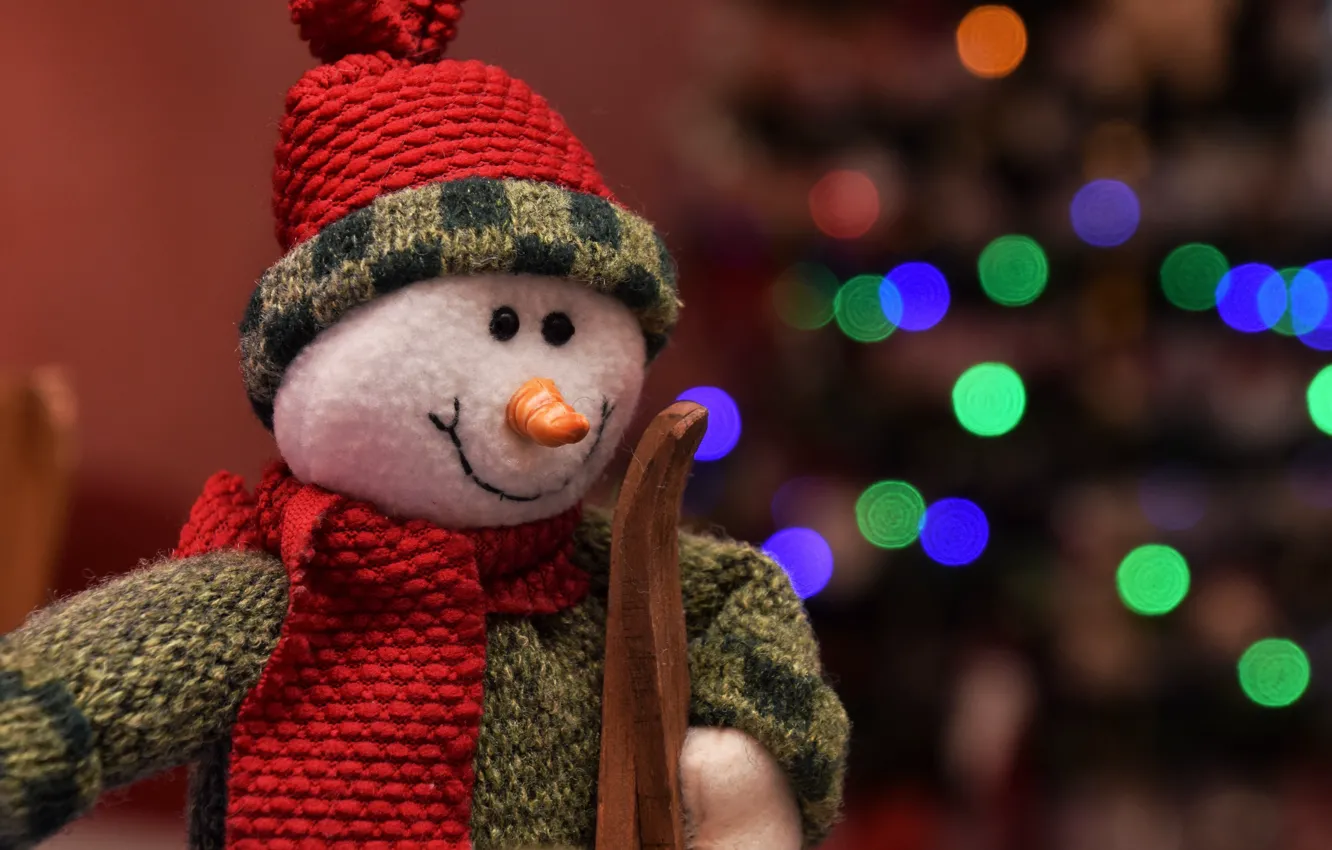 Фото обои зима, огни, фон, праздник, шапка, игрушка, лыжи, шарф