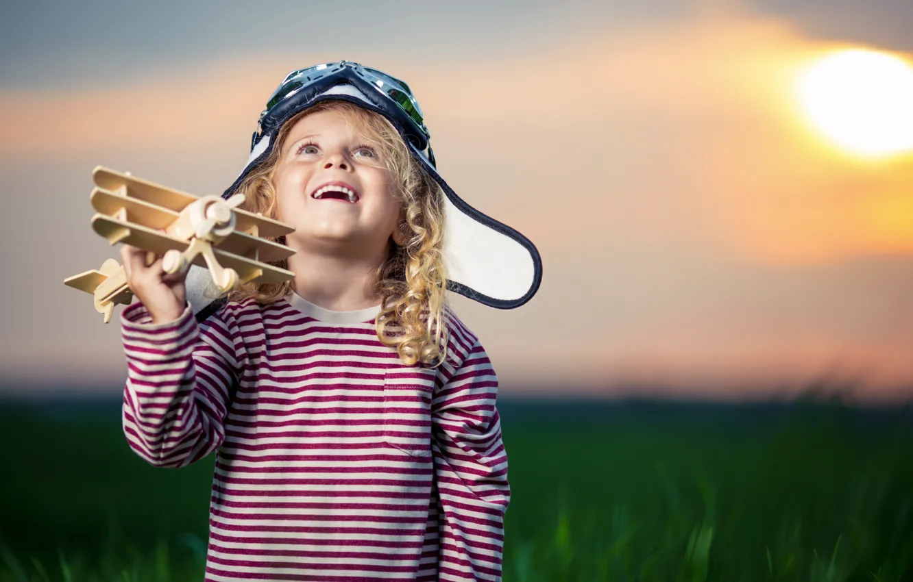 Фото обои трава, закат, grass, happy, красивые, sunset, beautiful, счастливые