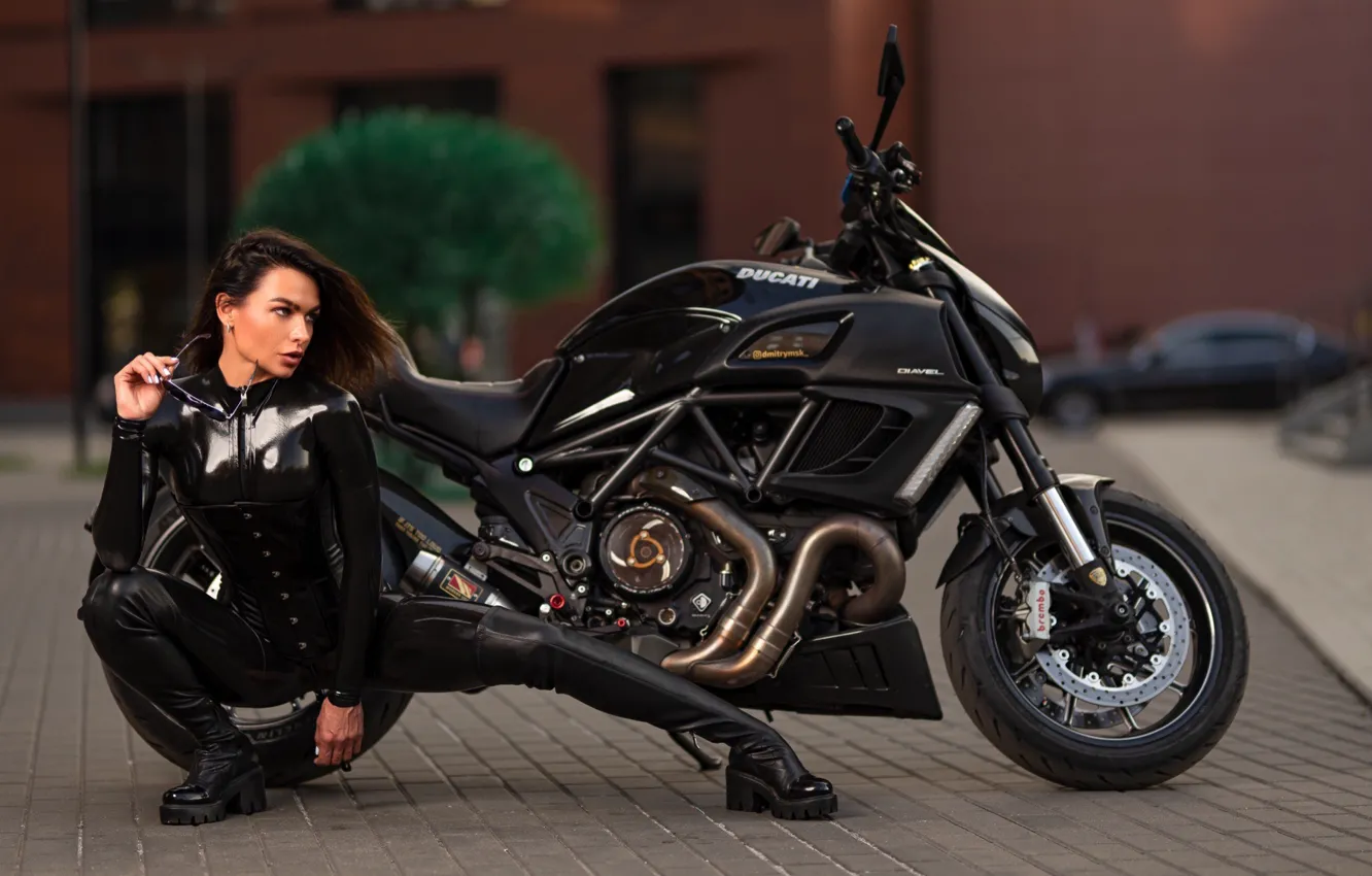Фото обои девушка, поза, мотоцикл, латекс, Ducati, Илья Пистолетов, Наталья Зайцева