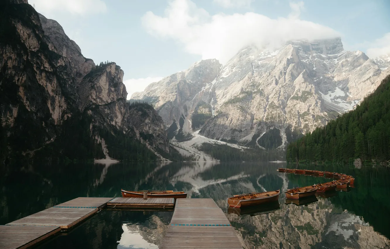 Фото обои лес, деревья, горы, озеро, скалы, лодки, причал, Braies