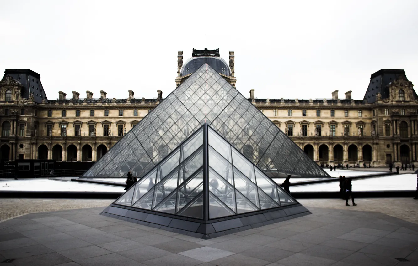 Фото обои Paris, France, Europe, people, palace, pyramid, museum, Saint-Germain-l'Auxerrois