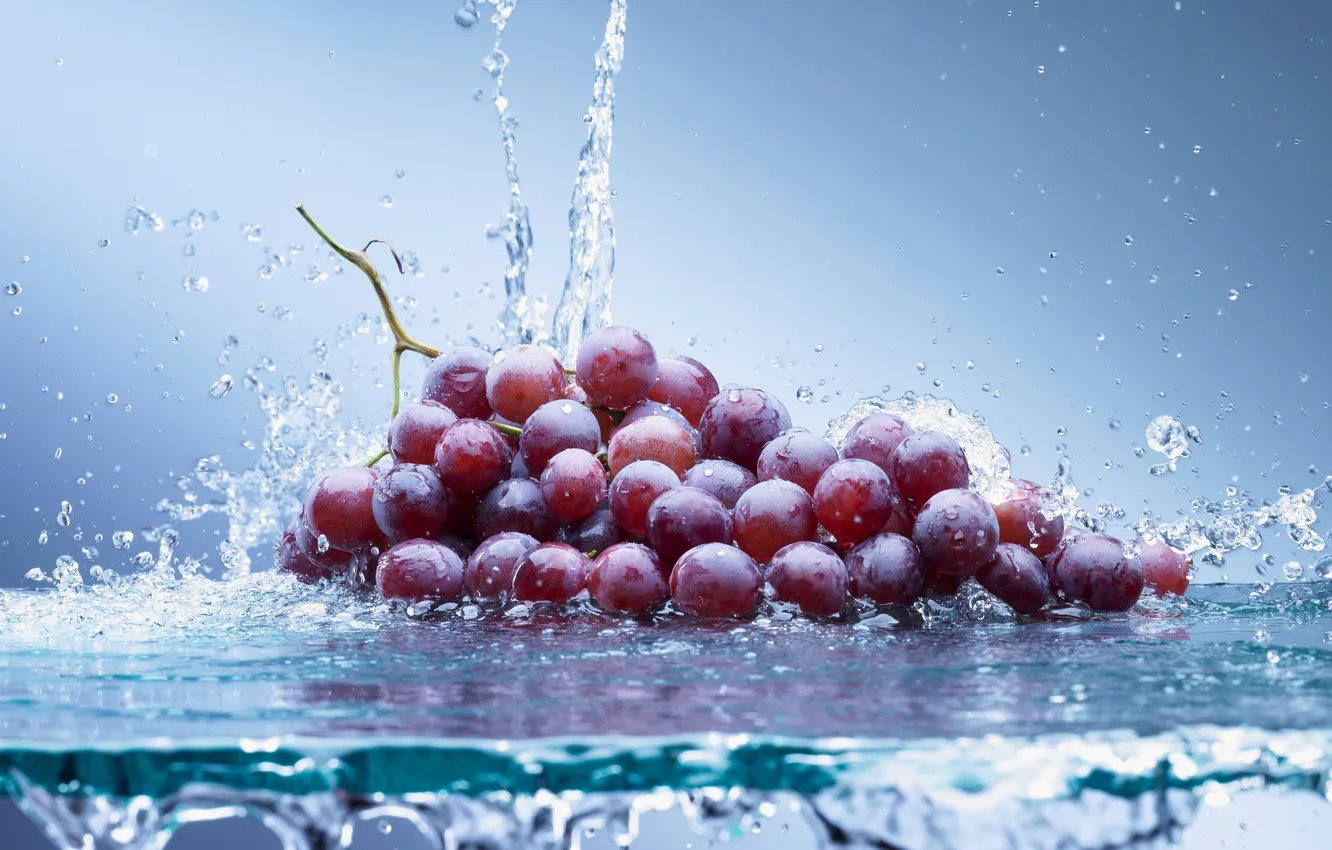 Фото обои стекло, вода, брызги, ягоды, виноград, гроздь