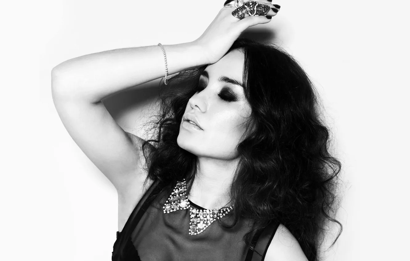 Фото обои девушка, украшения, лицо, тень, макияж, блузка, черно-белое, Виктория Дайнеко