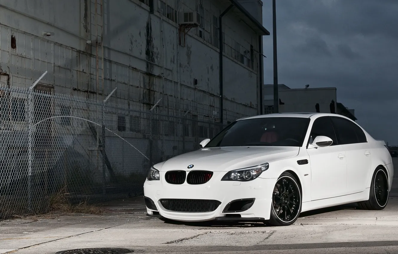 Фото обои белый, забор, бмв, BMW, white, решётка, колючая проволока, E60