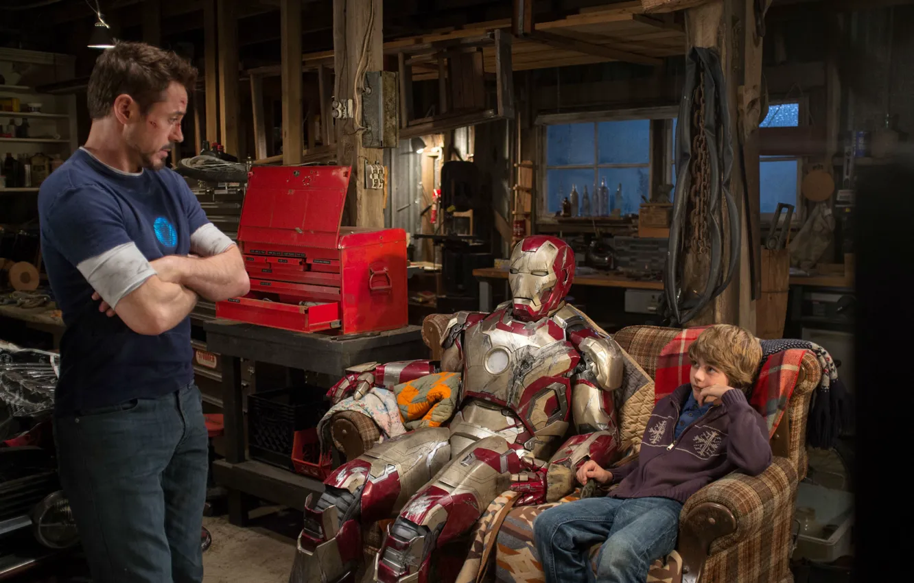Фото обои гараж, костюм, Роберт Дауни-младший, Iron Man 3, Ty Simpkins, robert Downey Jr., Тай Симпкинс, Железный …