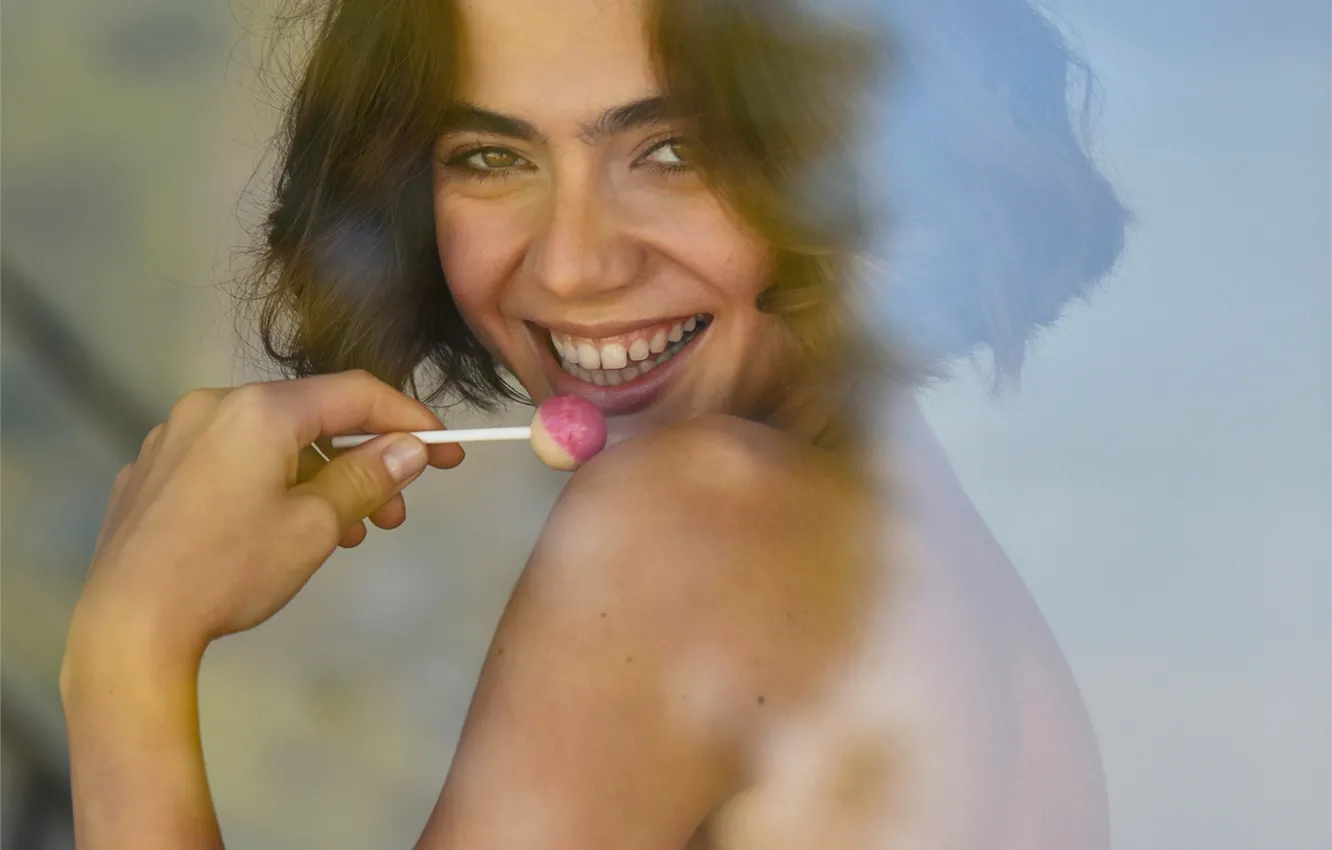 Фото обои side, happy, woman, young, smile, brown, short hair, model
