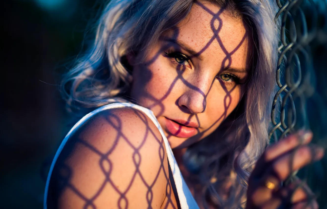 Фото обои girl, green eyes, photo, photographer, model, fence, lips, blonde