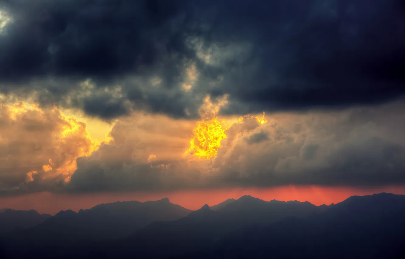 Фото обои солнце, облака, закат, горы, огонь, силуэт