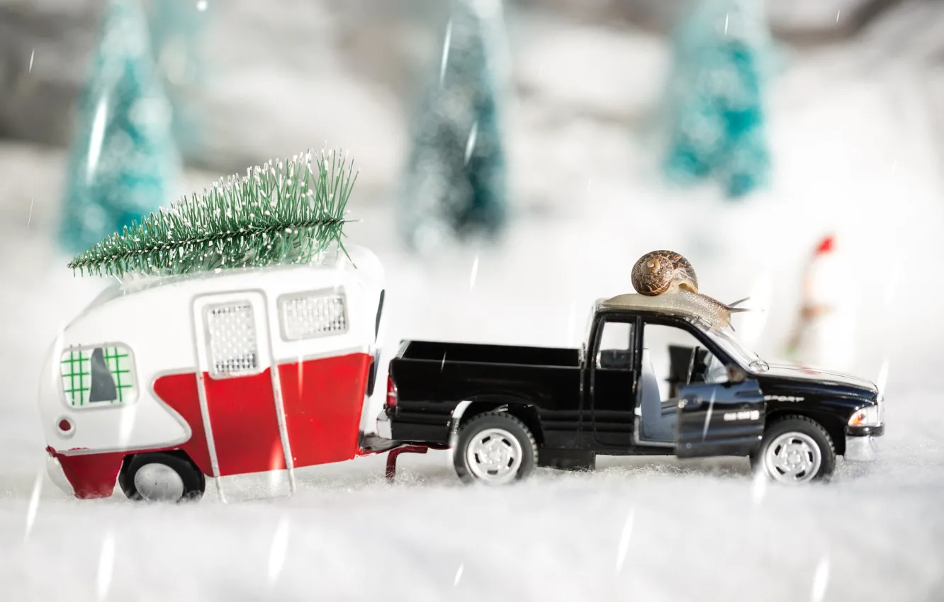 Фото обои зима, машина, макро, снег, праздник, игрушка, игра, новый год