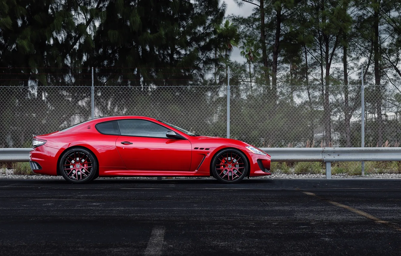 Фото обои деревья, красный, Maserati, ограждение, профиль, red, Мазерати, wheels