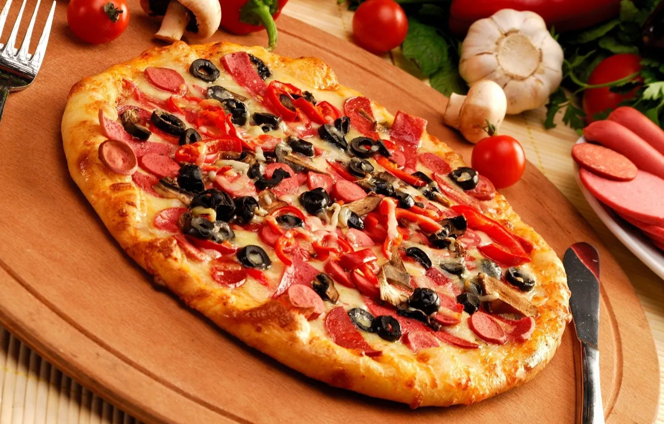 Фото обои грибы, сыр, нож, перец, вилка, пицца, маслины, чеснок