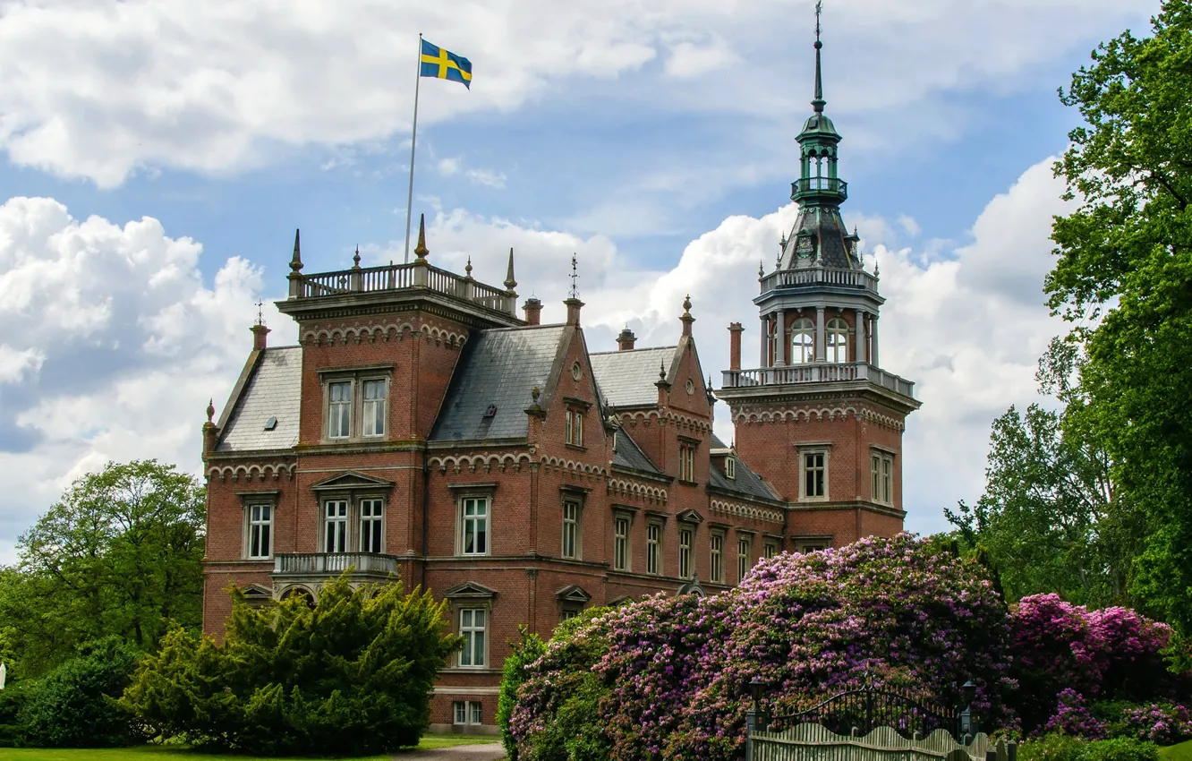 Фото обои зелень, небо, трава, облака, деревья, замок, газон, сад