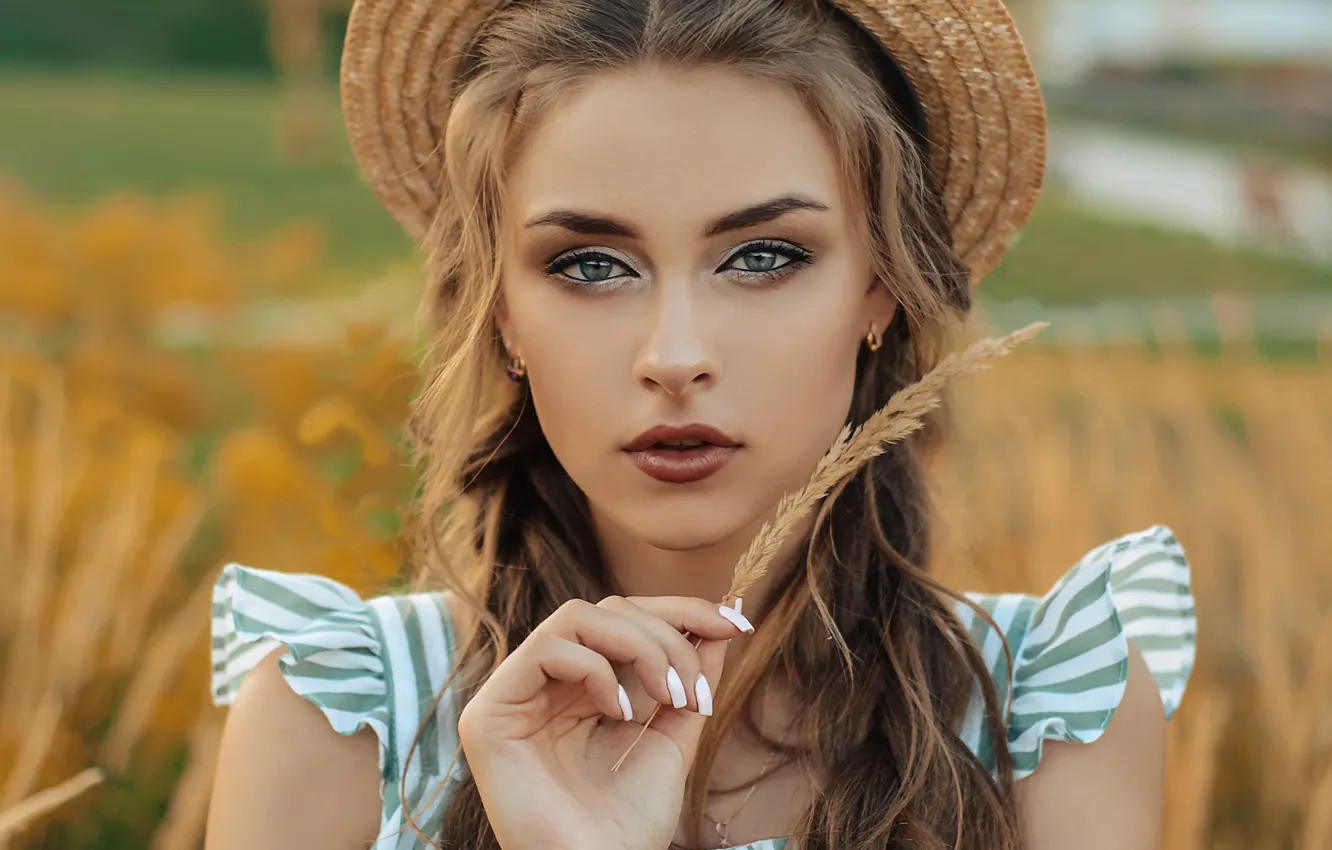 Фото обои взгляд, девушка, лицо, рука, портрет, шляпка, травинка, Алина Станиславская
