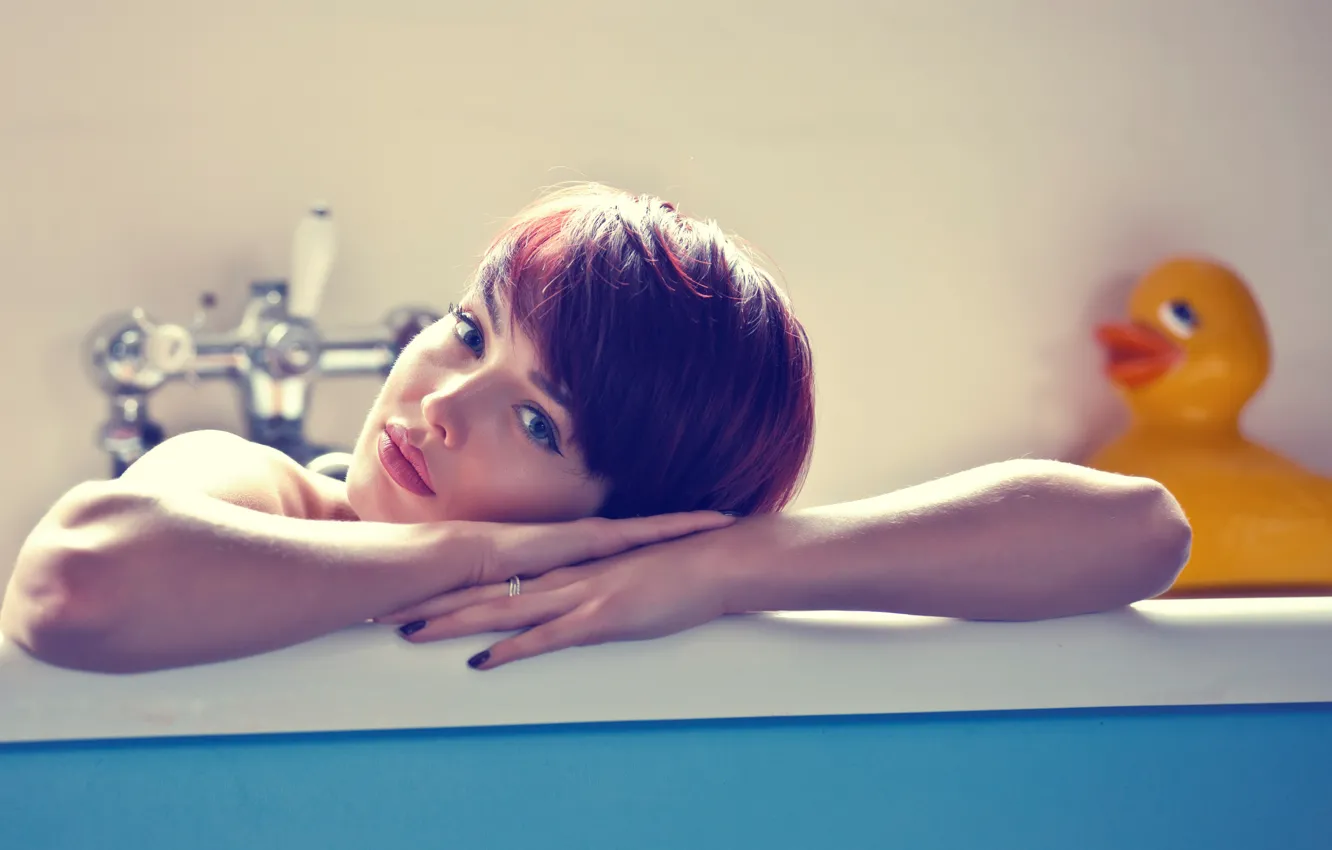 Фото обои взгляд, девушка, стрелки, стрижка, ванна, ванная, уточка, желтая