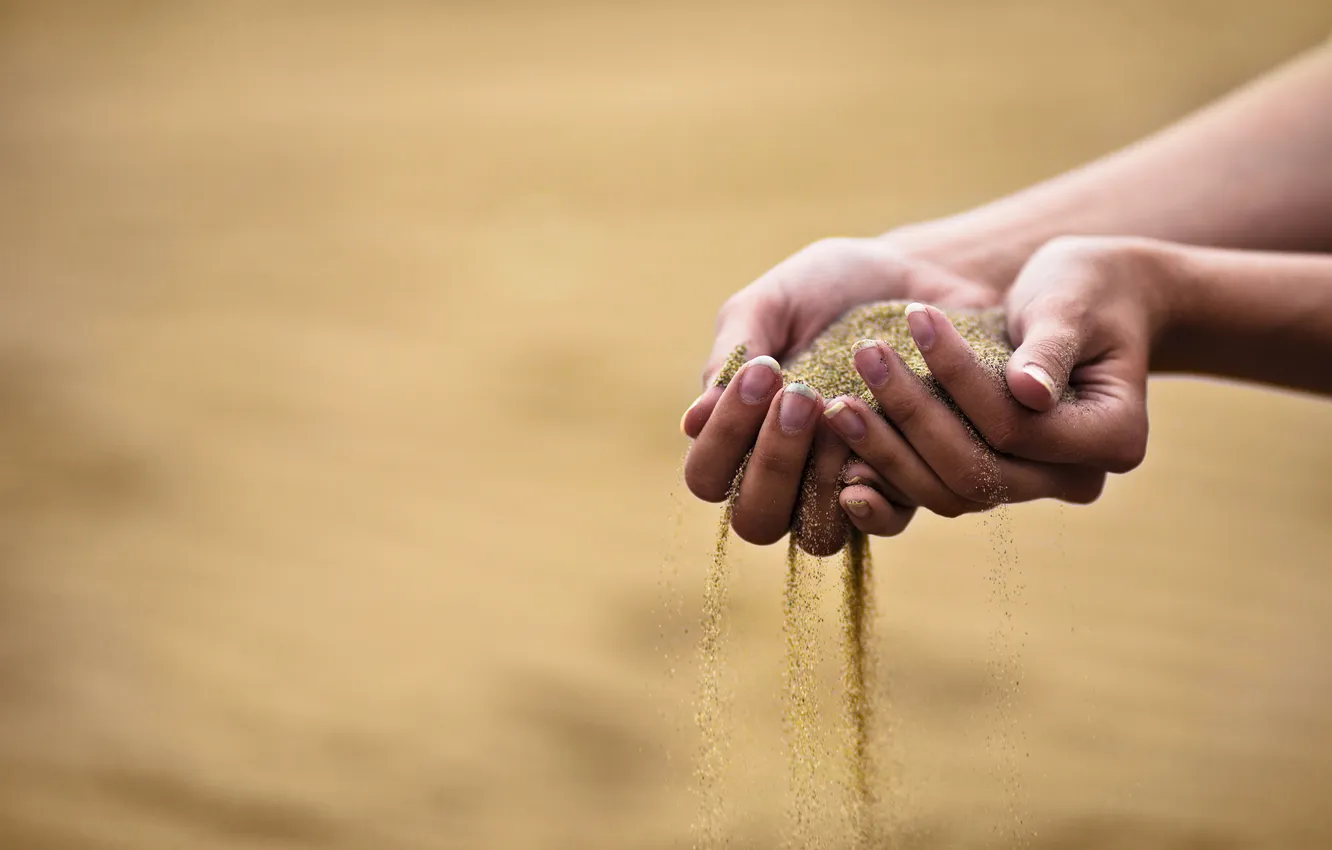 Фото обои girl, desert, woman, sand, hands, time, trough