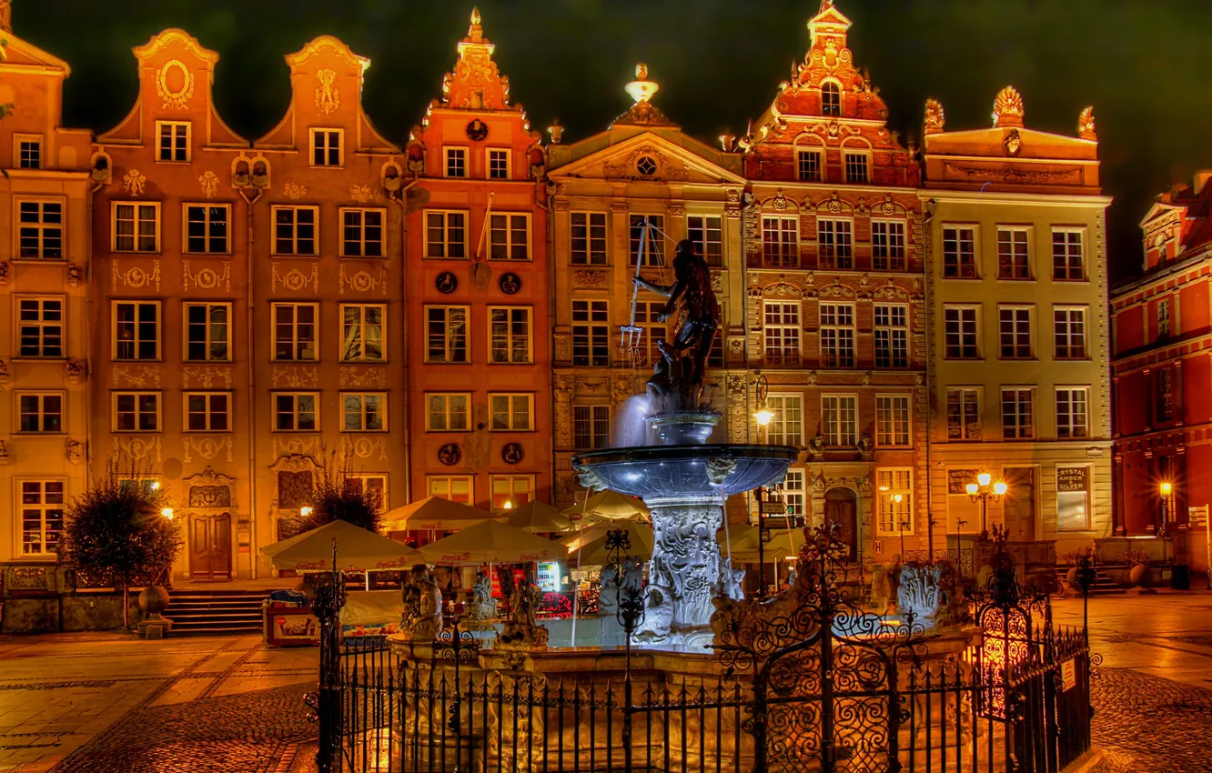 Фото обои небо, ночь, огни, дома, площадь, фонтан, польша, gdansk