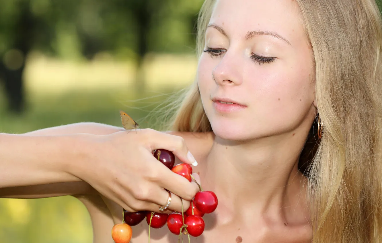 Фото обои girl, long hair, beautiful, pretty, lips, face, fruits, attractive