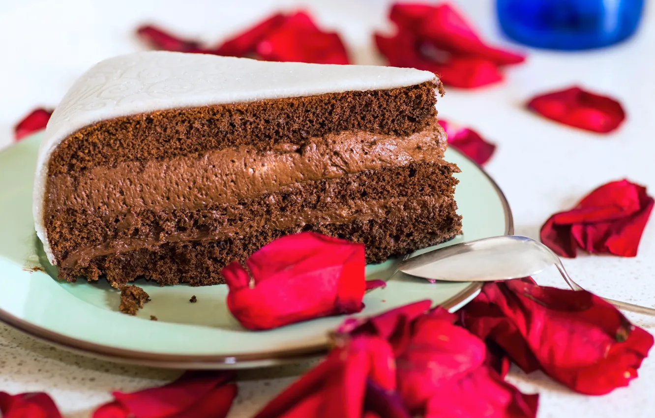 Фото обои шоколад, крем, лепестки розы, кусочек торта