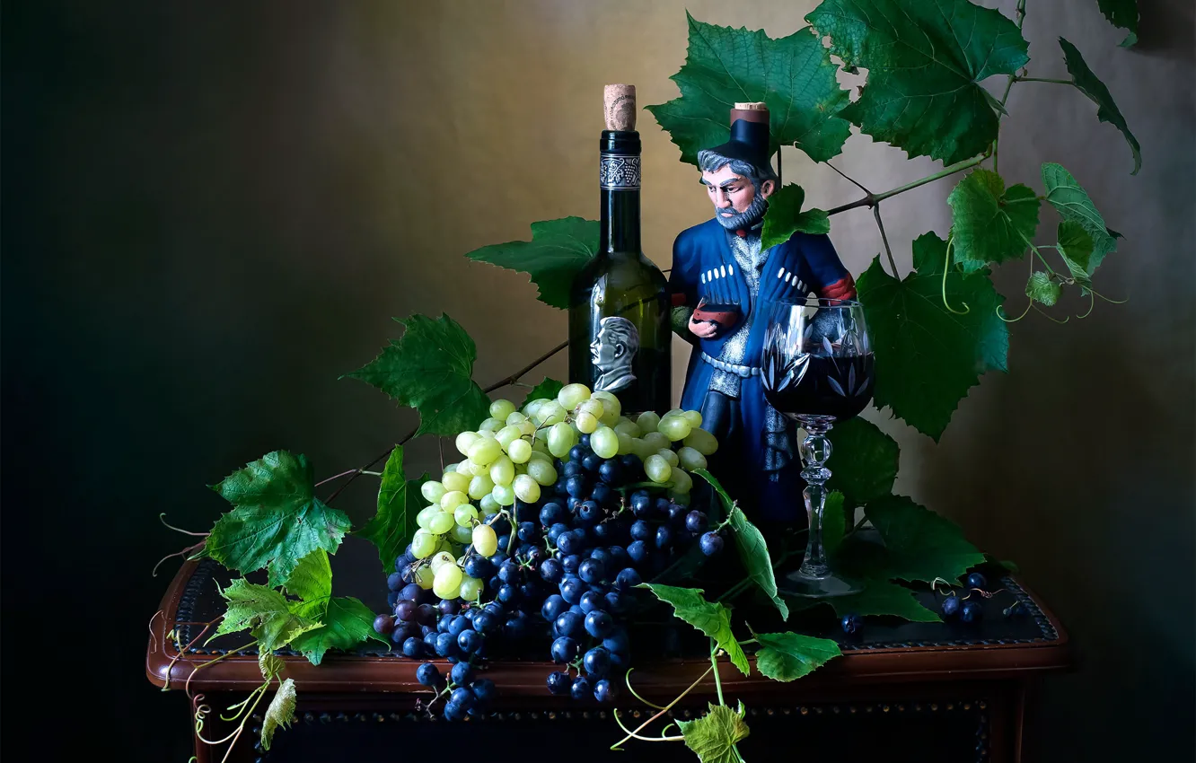 Фото обои листья, вино, бокал, виноград, бутылки, натюрморт, столик, лоза