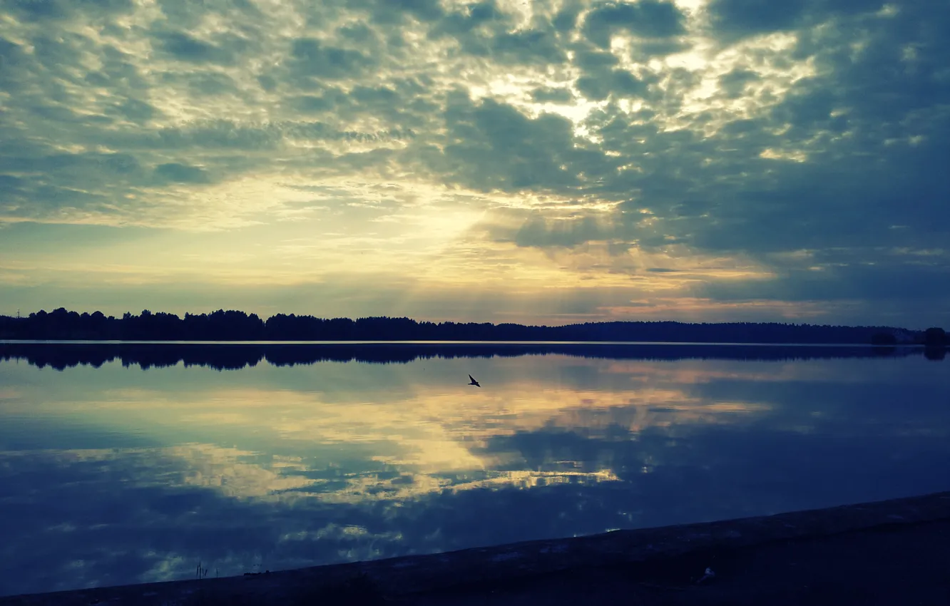 Фото обои облака, озеро, рассвет, солнечные лучи