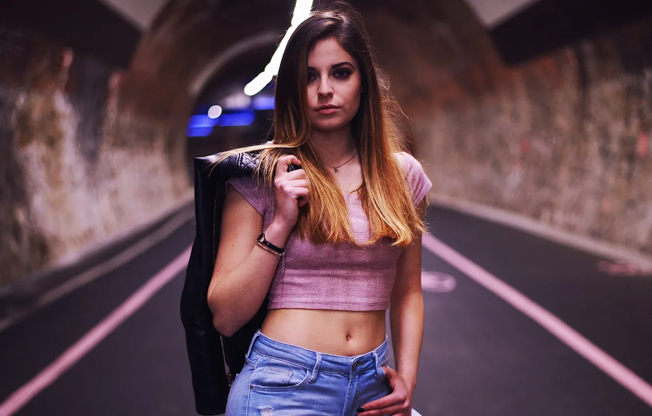 Фото обои road, women, jeans, brunette, belly, smoky eyes, belly button, depth of field