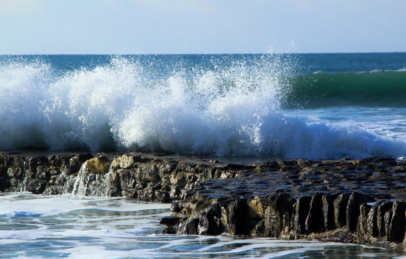 Фото обои море, брызги, камни, скалы, волна