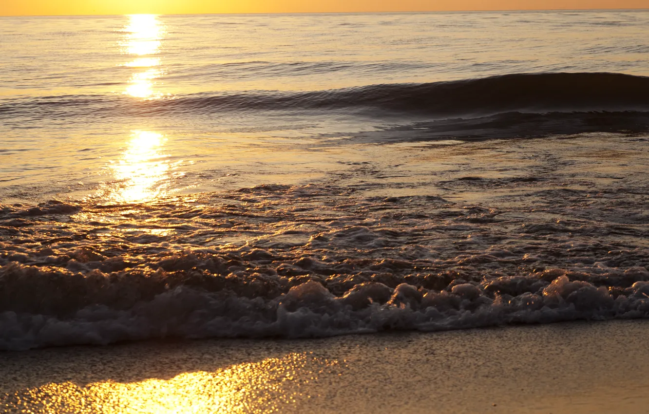 Фото обои песок, море, волны, пляж, небо, пена, вода, солнце