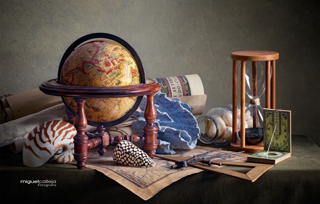 Фото обои карты, ракушки, натюрморт, глобус, песочные часы, циркуль