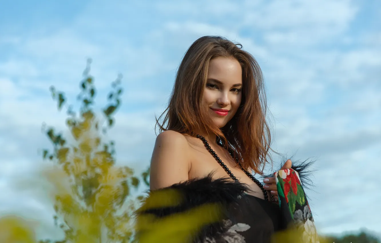 Фото обои Model, Smile, Red Lips, Scarf, Diana Jam, Woman Outdoors