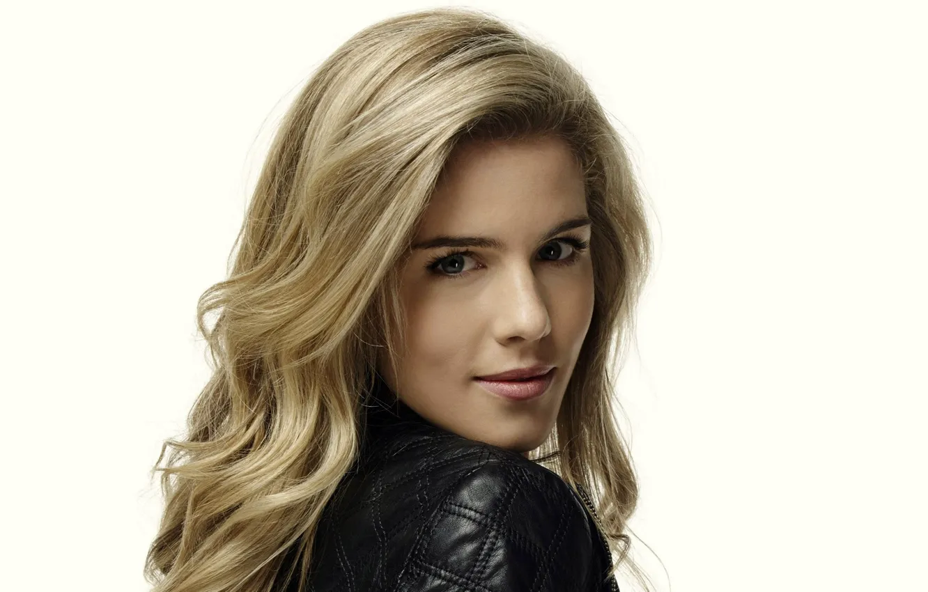 Фото обои взгляд, поза, актриса, hair, Emily Bett Rickards, Эмили Бетт Рикардс, Emily Bett, Эмили Бетт