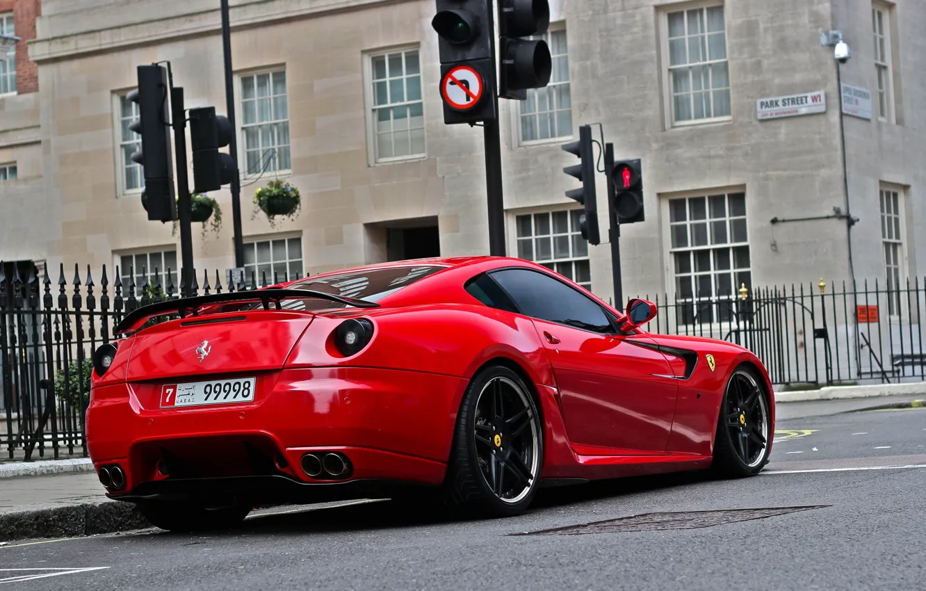 Фото обои красный, город, суперкар, ferrari, феррари, 599 GTO