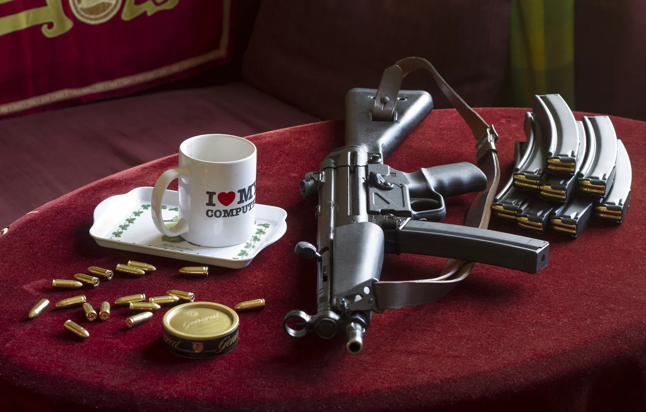 Фото обои стол, фон, кружка, патроны, пистолет-пулемёт, MP5, модель №5, девятимиллиметровый