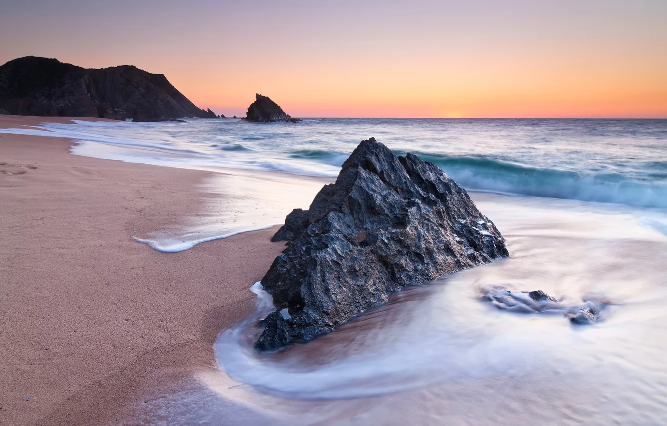 Фото обои песок, море, закат, скала, берег, камень, сумерки, португалия