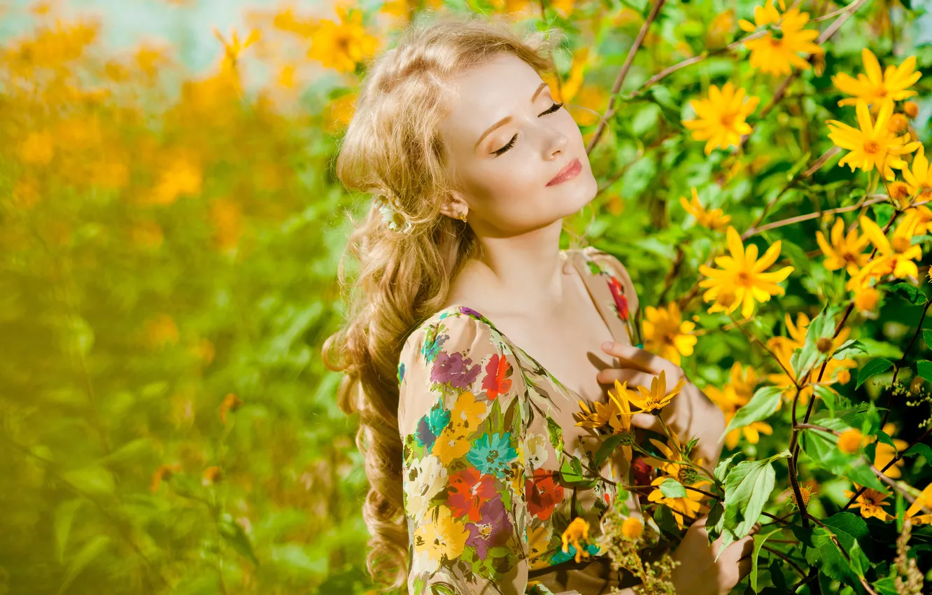 Фото обои зелень, девушка, цветы, ветки, блондинка, боке, длинноволосая