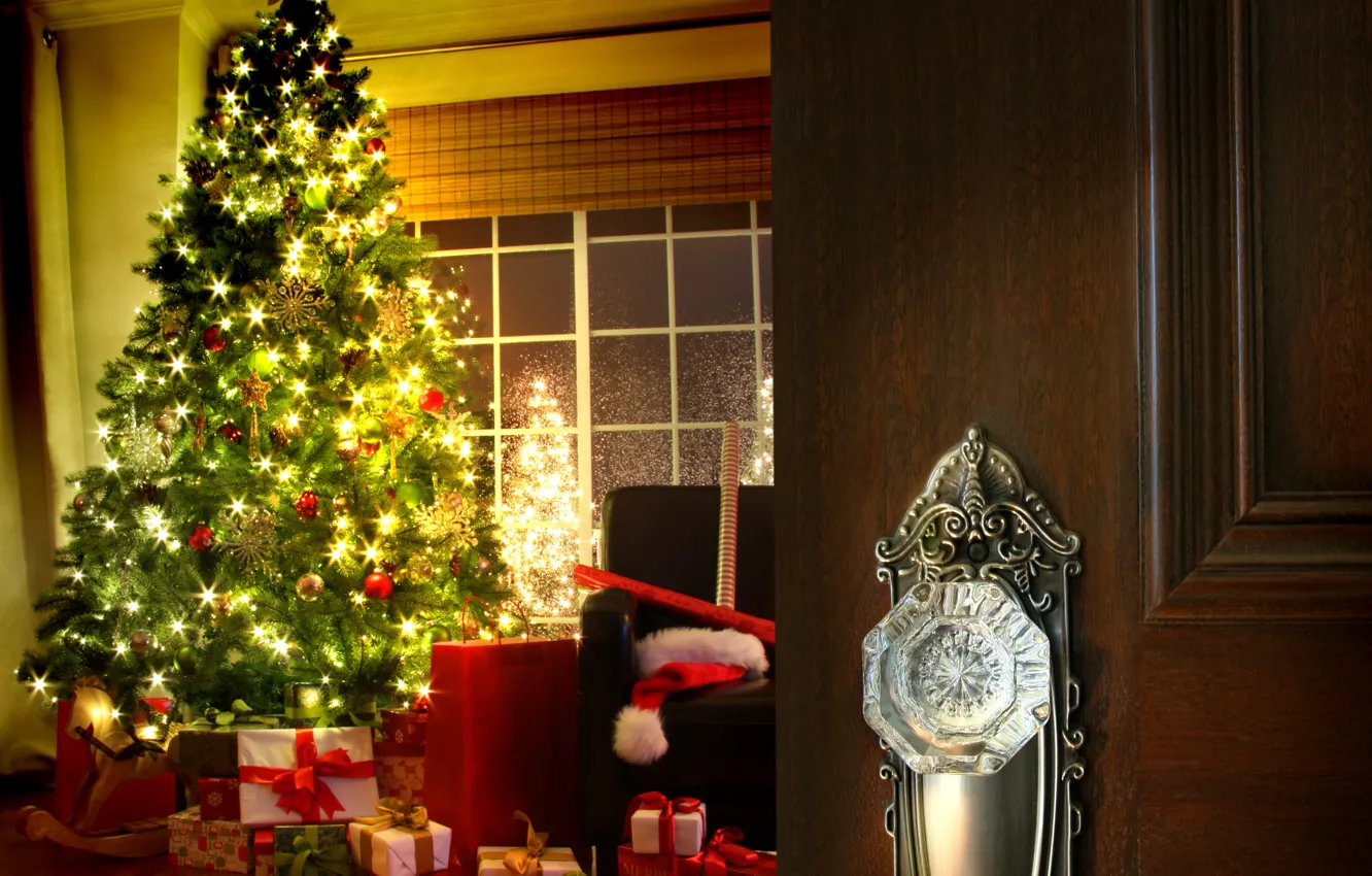 Фото обои снежинки, огни, комната, кресло, окно, Дверь, подарки, ёлка