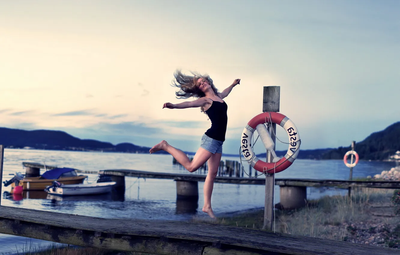 Фото обои девушка, мост, озеро