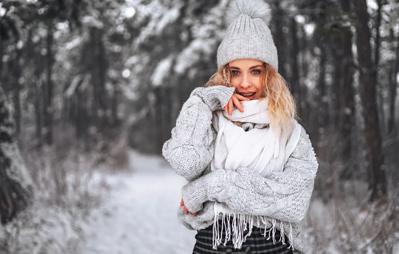 Фото обои зима, взгляд, снег, деревья, фон, модель, шапка, портрет