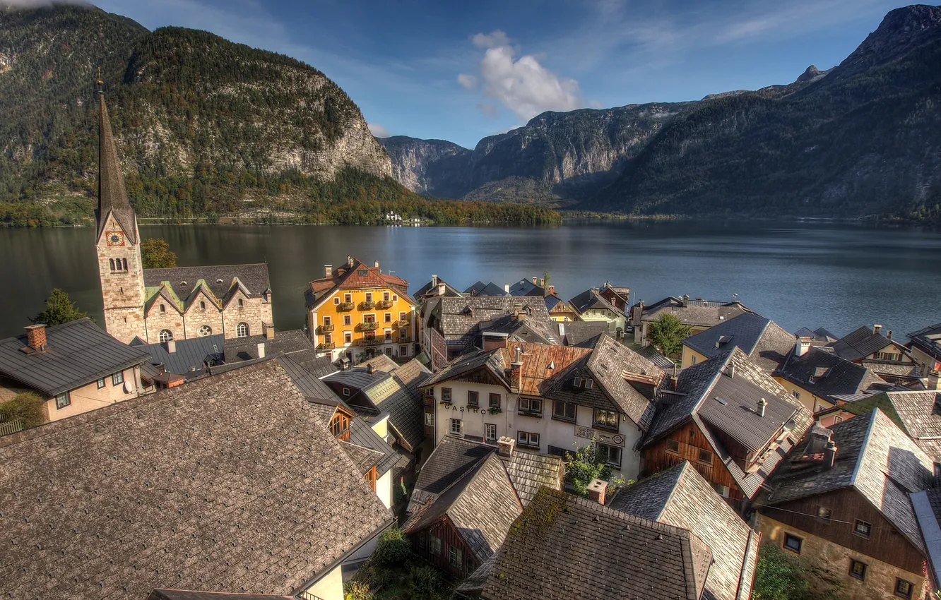 Фото обои озеро, холмы, крыши, городок, часовня, Austria, Hallstatt