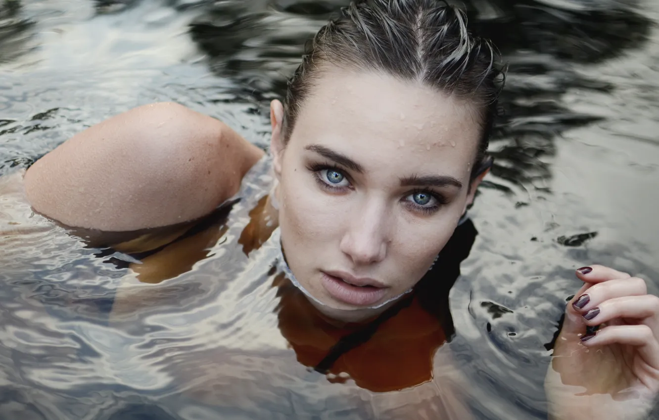 Фото обои eyes, water, model, look, Emily Doyle