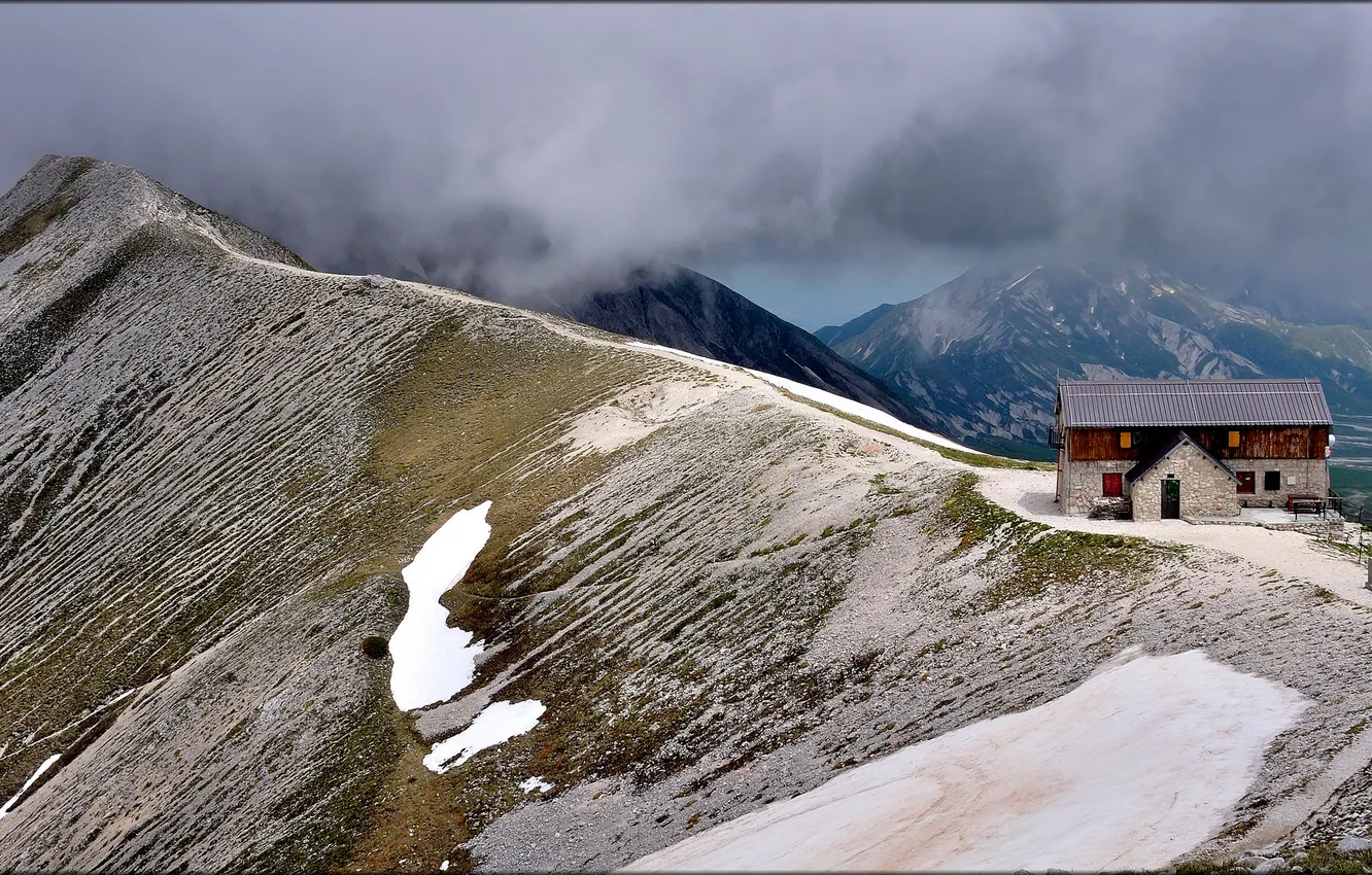 Фото обои снег, горы, тучи, дом, вершины