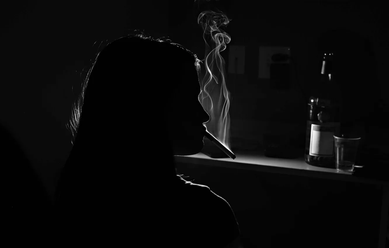 Фото обои девушка, бутылка, сигарета