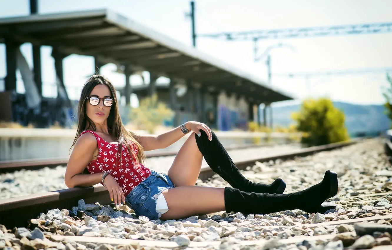 Фото обои девушка, железная дорога, Raquel