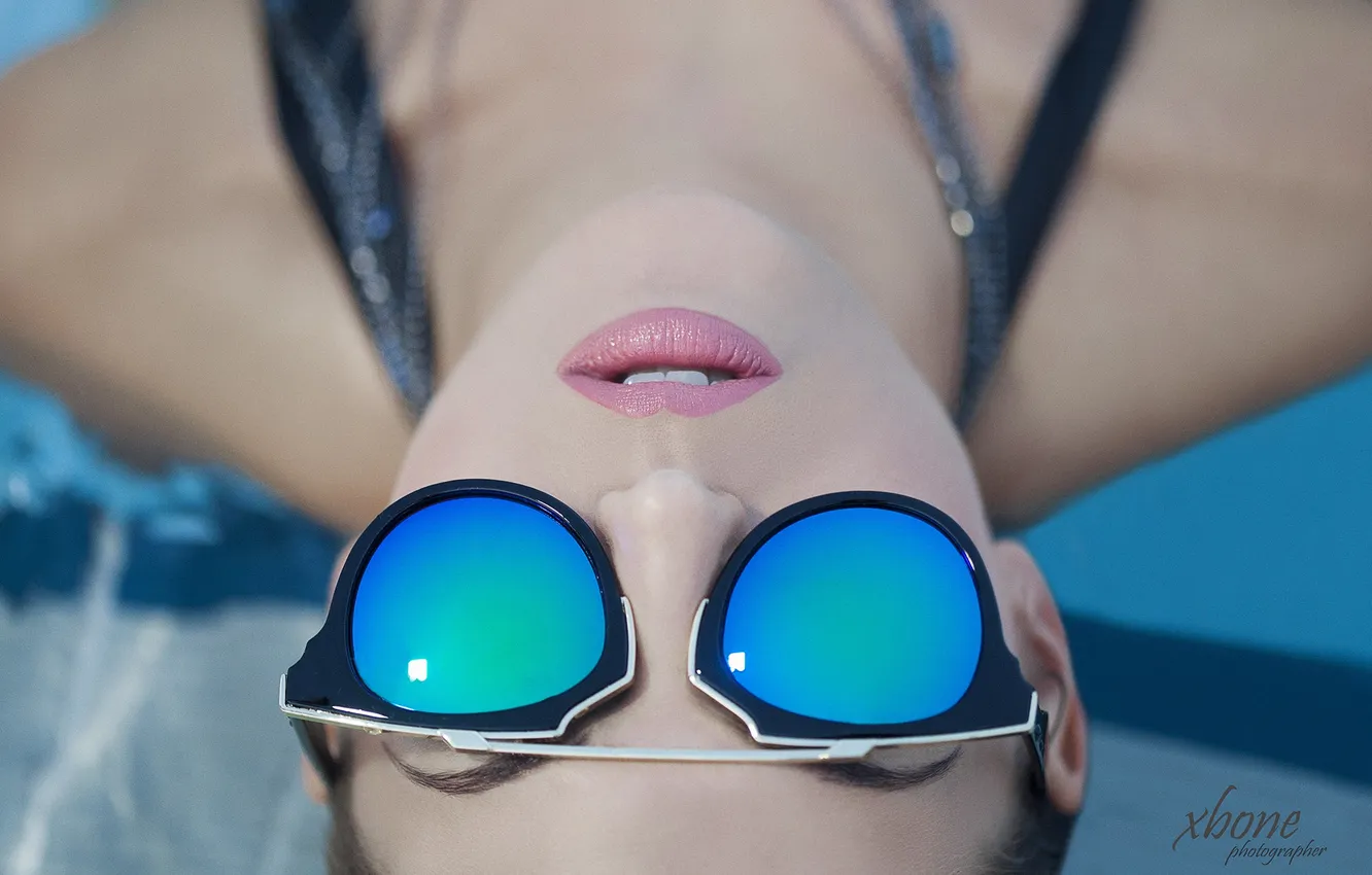 Фото обои купальник, вода, девушка, лицо, очки, солнечные